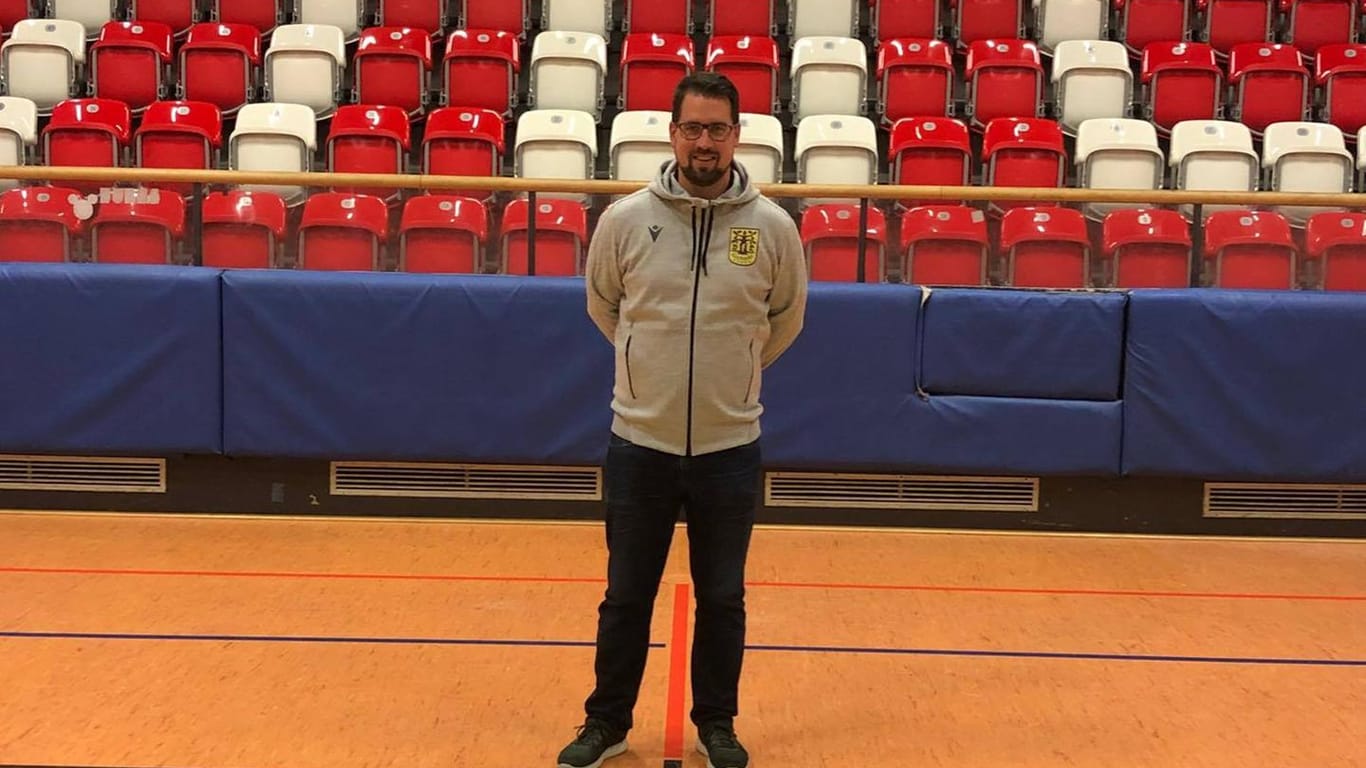 Stefan Neff in der Sporthalle: Als neuer Trainer des VfL Eintracht Hagen hat er Großes vor.