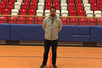 Stefan Neff in der Sporthalle: Als neuer Trainer des VfL Eintracht Hagen hat er Großes vor.
