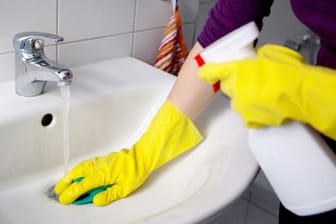 Das Waschbecken soll wieder strahlen - jeder Achte (13 Prozent) greift aber erst zum Putzlappen, wenn es sichtbar dreckig zu Hause ist.