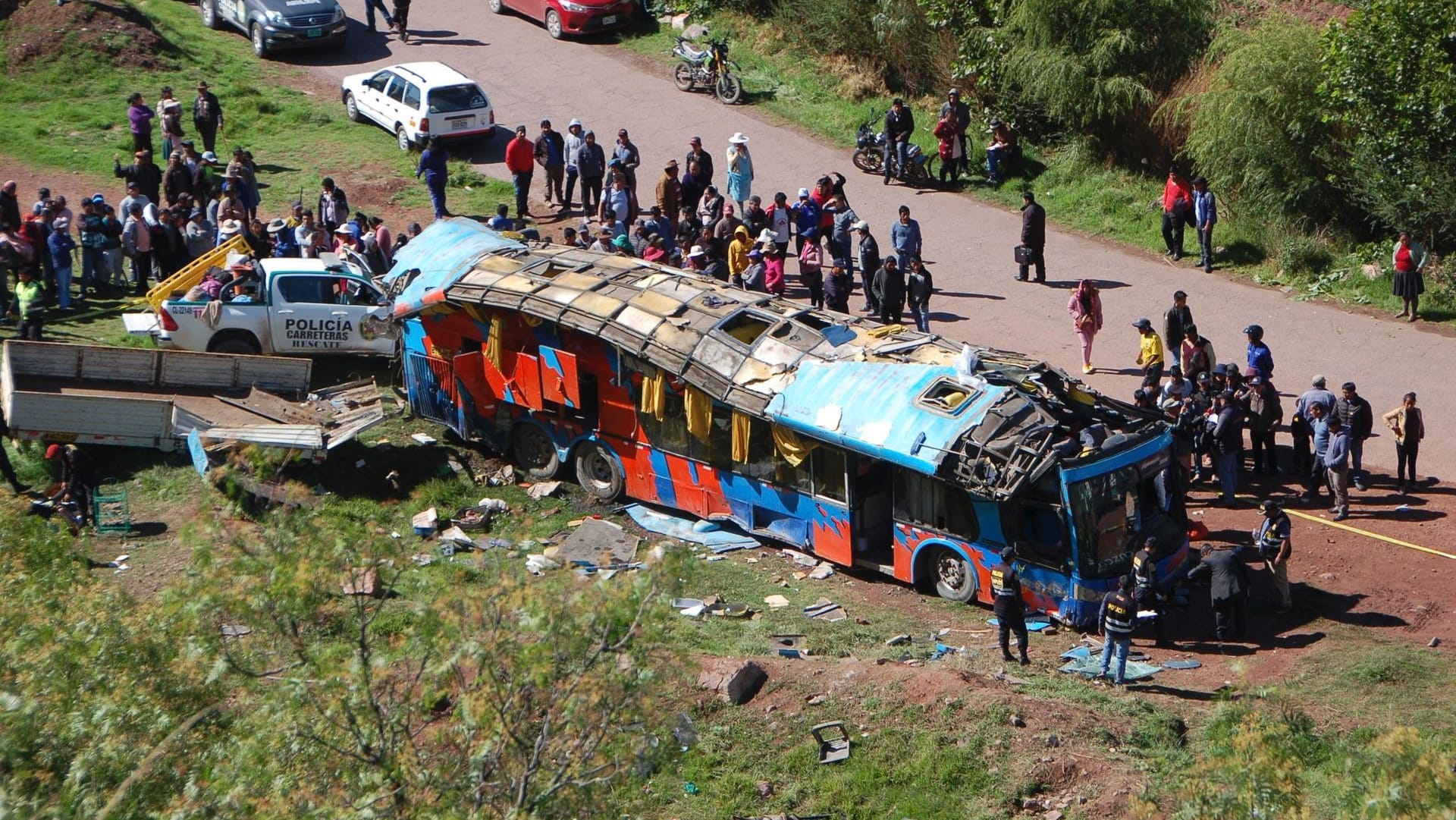 Der verunglückte Reisebus bei Cusco im Süden Perus: Die Schülergruppe war auf dem Weg in die Hauptstadt Lima. Der verunglückte Reisebus bei Cusco im Süden Perus: Die Schülergruppe war auf dem Weg in die Hauptstadt Lima.