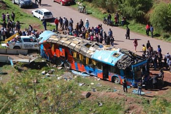 Der verunglückte Reisebus bei Cusco im Süden Perus: Die Schülergruppe war auf dem Weg in die Hauptstadt Lima.