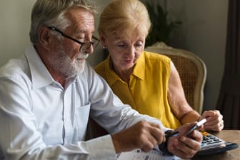 Älteres Paar füllt Formulare aus: Die derzeitige Regelung sieht eine schrittweise Erhöhung der Besteuerung von Rentenzahlungen vor.