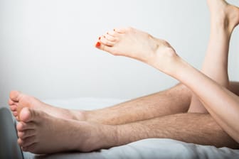 Füße von einem Pärchen: Menschen in Mecklenburg-Vorpommern haben laut einer Studie besseren Sex als ihre Nachbarn in Hamburg und Niedersachsen.
