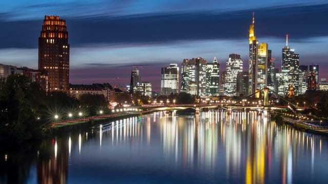 Die Hochhäuser der Bankenskyline spiegeln sich im Wasser des Main. Die Hochhäuser der Bankenskyline spiegeln sich im Wasser des Main.