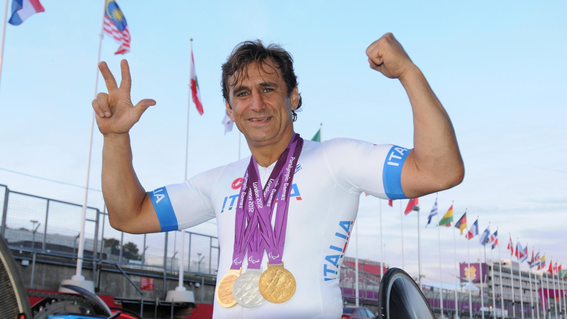 Mit seinen Medaillen bei den Paralympics in London: Alex Zanardi.