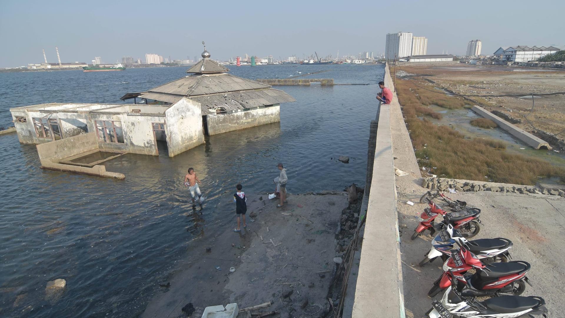 Untergegangene Moschee im Stadtteil Muara Baru: Jakarta versinkt im Meer. Daran wird auch die riesige Mauer, die die Stadtverwaltung bauen ließ, nichts ändern.Moschee im Stadtteil Muara Baru: Jakarta versinkt im Meer. Dagegen wird auch die riesige Mauer, die die Stadtverwaltung bauen ließ, nichts ändern.