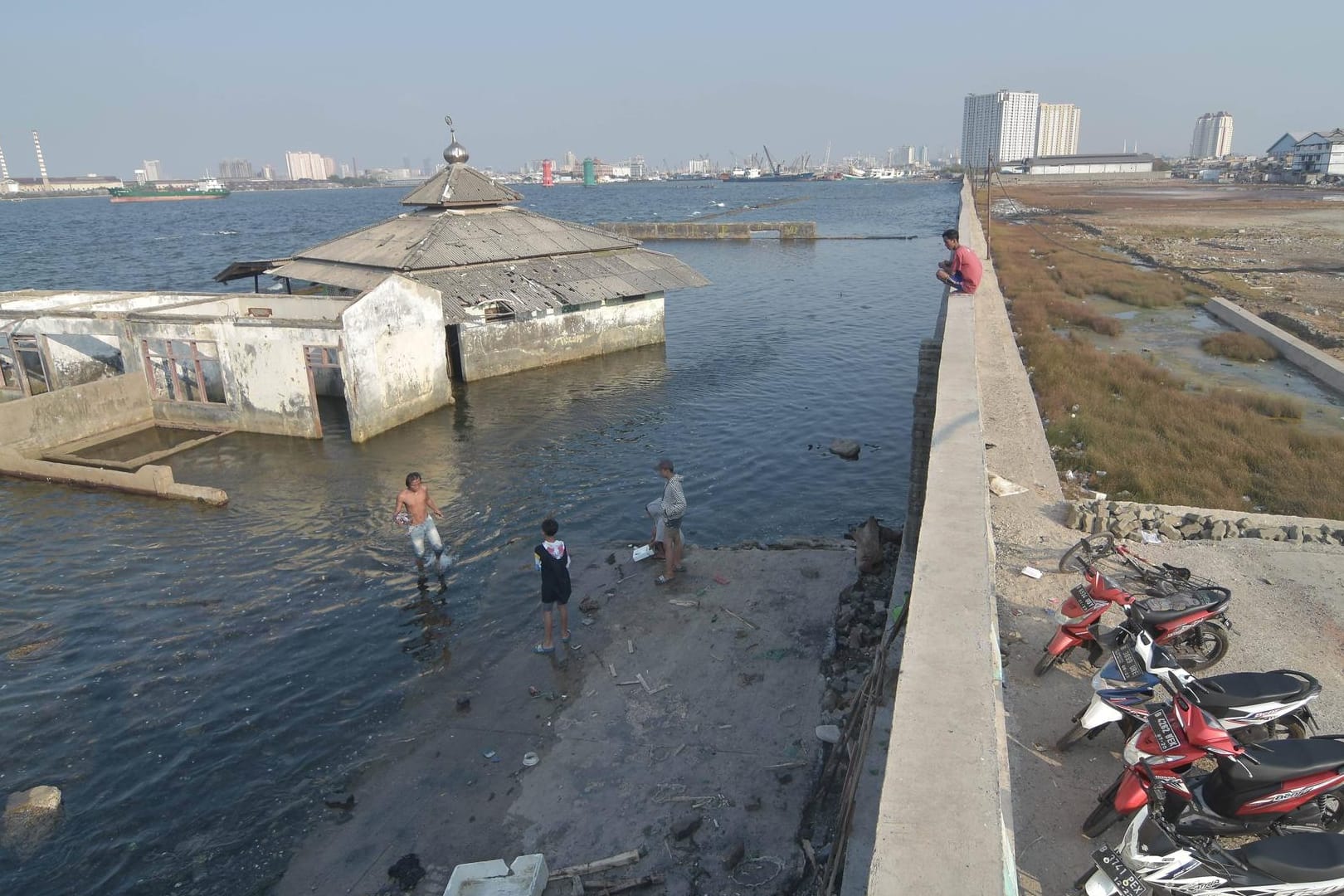 Untergegangene Moschee im Stadtteil Muara Baru: Jakarta versinkt im Meer. Daran wird auch die riesige Mauer, die die Stadtverwaltung bauen ließ, nichts ändern.Moschee im Stadtteil Muara Baru: Jakarta versinkt im Meer. Dagegen wird auch die riesige Mauer, die die Stadtverwaltung bauen ließ, nichts ändern.