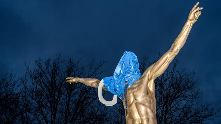 Tüte über dem Kopf, Klodeckel am Arm: So verunstalteten Unbekannte die Statue von Zlatan Ibrahimovic.