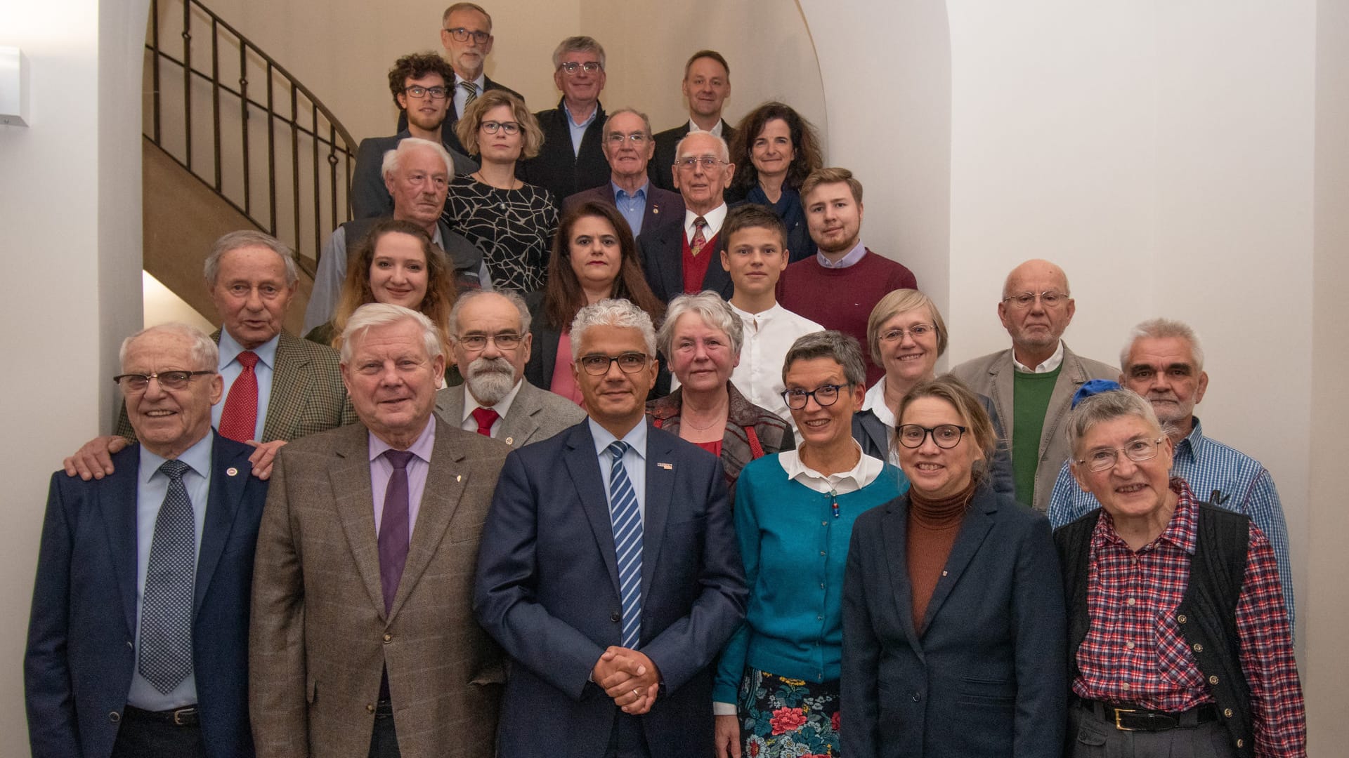 Bonns OB Sridharan (m.) mit den Preisträgern: Zahlreiche Ehrenamtler und Sportler wurden am Mittwoch im Alten Rathaus geehrt.