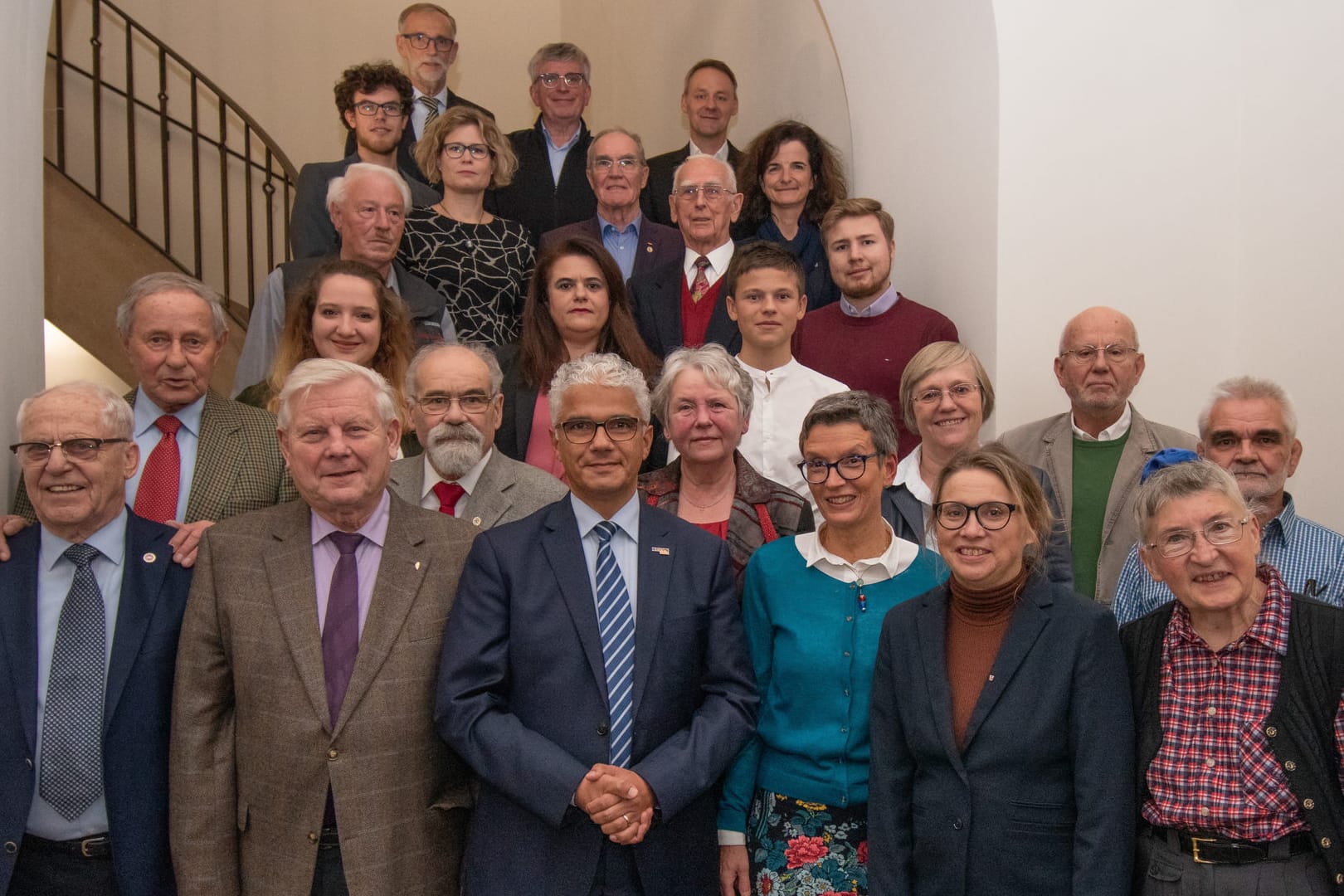 Bonns OB Sridharan (m.) mit den Preisträgern: Zahlreiche Ehrenamtler und Sportler wurden am Mittwoch im Alten Rathaus geehrt.