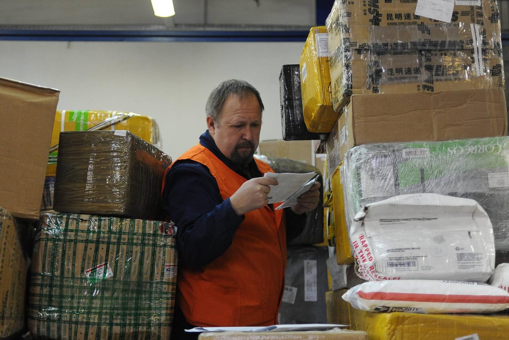 Zwischen Paketbergen: Auch für die Logistikbranche ist das Weihnachtsgeschäft die arbeitsintensivste Zeit. Dann befördert die Deutsche Post DHL pro Arbeitstag bis zu elf Millionen Pakete. Üblicherweise liegt der Tageswert bei fünf Millionen Sendungen. Zwischen Paketbergen: Auch für die Logistikbranche ist das Weihnachtsgeschäft die arbeitsintensivste Zeit. Dann befördert die Deutsche Post DHL pro Arbeitstag bis zu elf Millionen Pakete. Üblicherweise liegt der Tageswert bei fünf Millionen Sendungen.