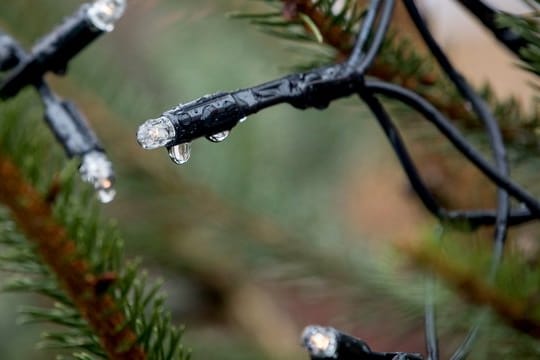 Wasser und Strom sind keine gute Kombination: Lichterketten für den Außenbereich brauchen einen Spritzwasserschutz.