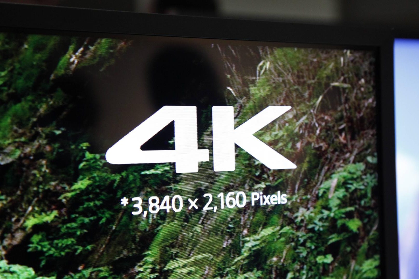 Ein Fernseher zeigt die Auflösung an: Aldi Süd nimmt ab dem 28. November einen 4K-Fernseher in sein Angebot auf.