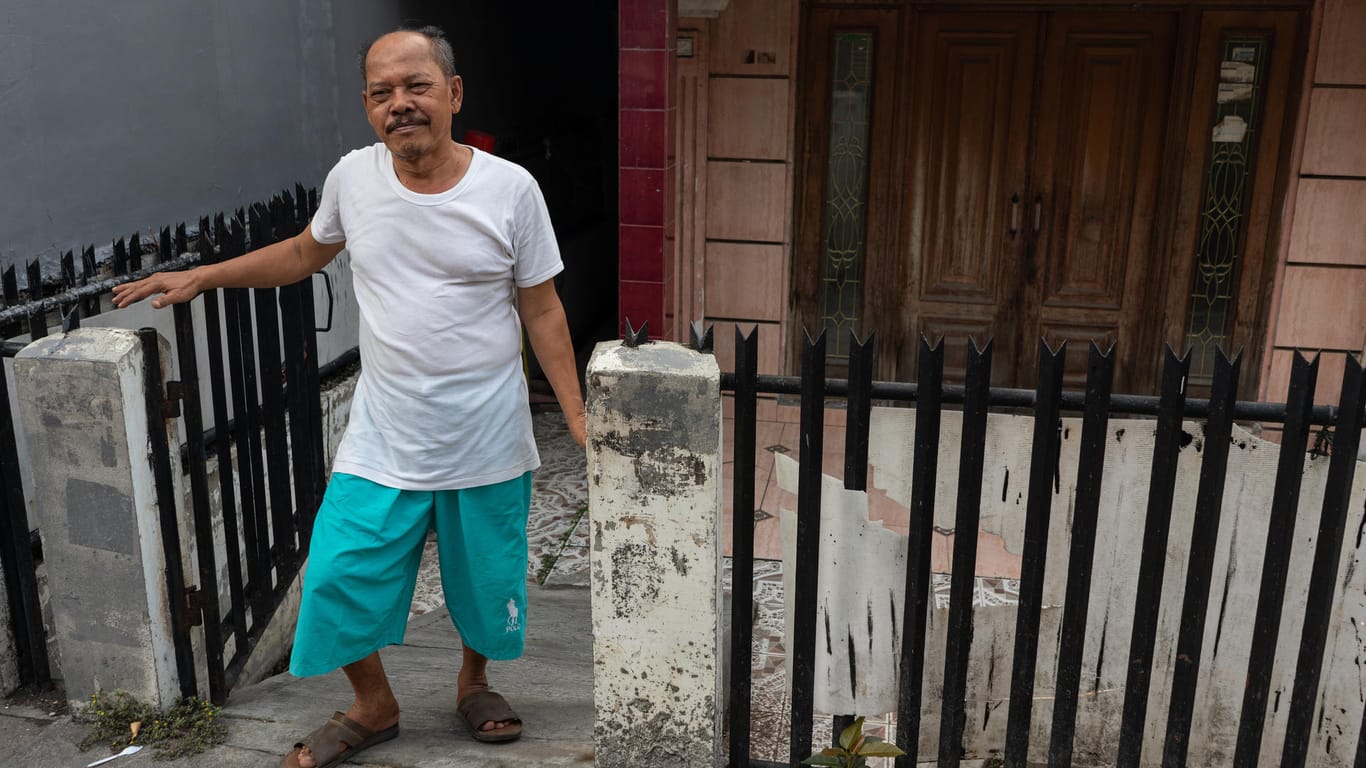 Rentner Abdul Mukti steht vor seinem Haus in Jakarta: Das Gebäude liegt etwa einen Meter unter dem Straßenniveau.