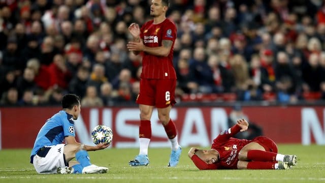 Liverpools Fabinho (l) hat sich im Champions-League-Spiel gegen den SSC Neapel verletzt. Liverpools Fabinho (l) hat sich im Champions-League-Spiel gegen den SSC Neapel verletzt.