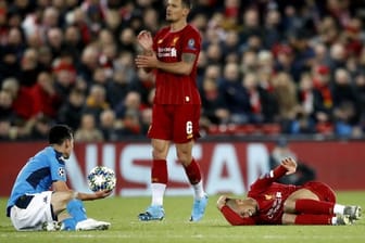 Liverpools Fabinho (l) hat sich im Champions-League-Spiel gegen den SSC Neapel verletzt.