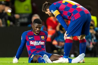 Barcelonas Lionel Messi (re.) tröstet den verletzten Ousmane Dembélé.