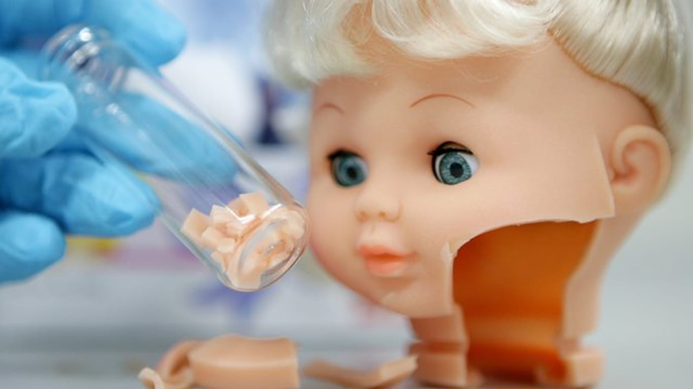 Eine zerschnittene Puppe aus China liegt in einem Labor beim TÜV Rheinland auf einem Tisch.