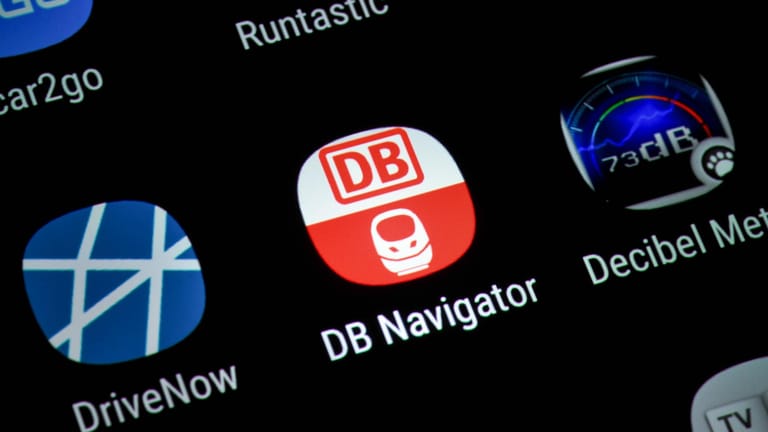 Die App der Deutschen Bahn "DB Navigator" ist auf einem Smartphone zu sehen: Das Kartellamt untersucht, ob die Bahn andere Mobilitätsdienstleister aus dem Internet behindert hat.