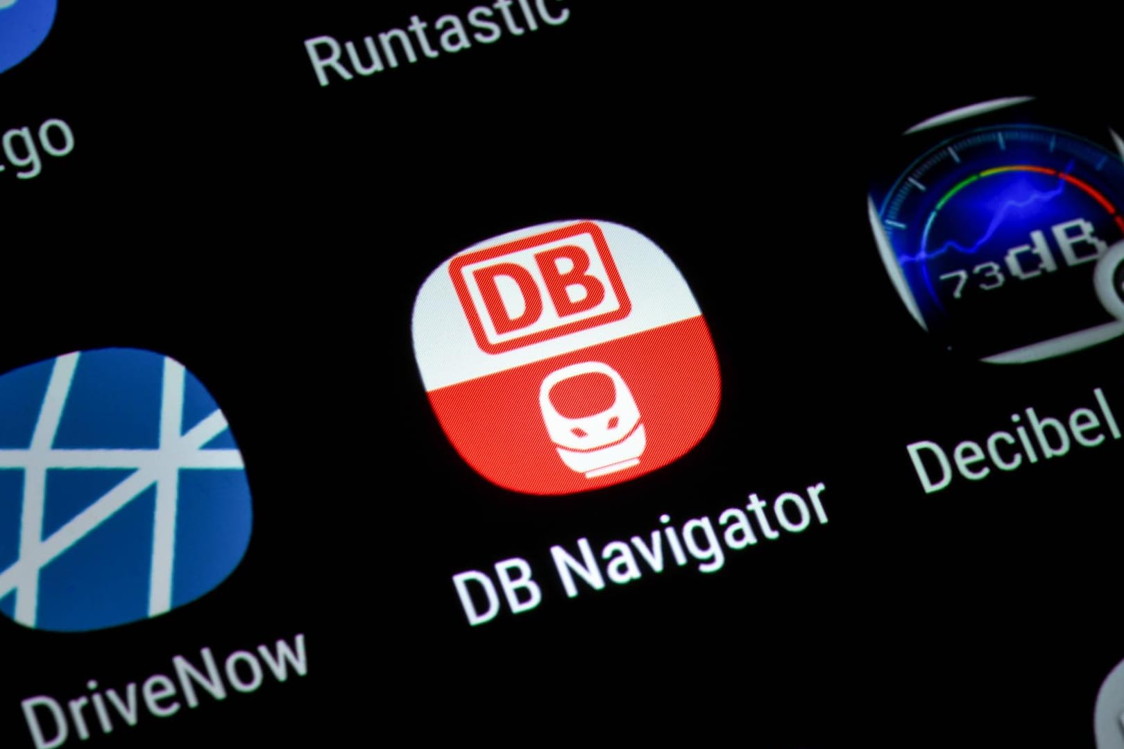 Die App der Deutschen Bahn "DB Navigator" ist auf einem Smartphone zu sehen: Das Kartellamt untersucht, ob die Bahn andere Mobilitätsdienstleister aus dem Internet behindert hat.
