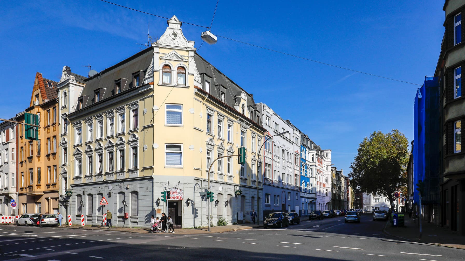 Altbauten: Die Erbschaftssteuer schlägt auch rückwirkend zu, wenn der überlebende Ehe- oder Lebenspartner die Immobilie innerhalb der folgenden 10 Jahre verkauft oder verschenkt.