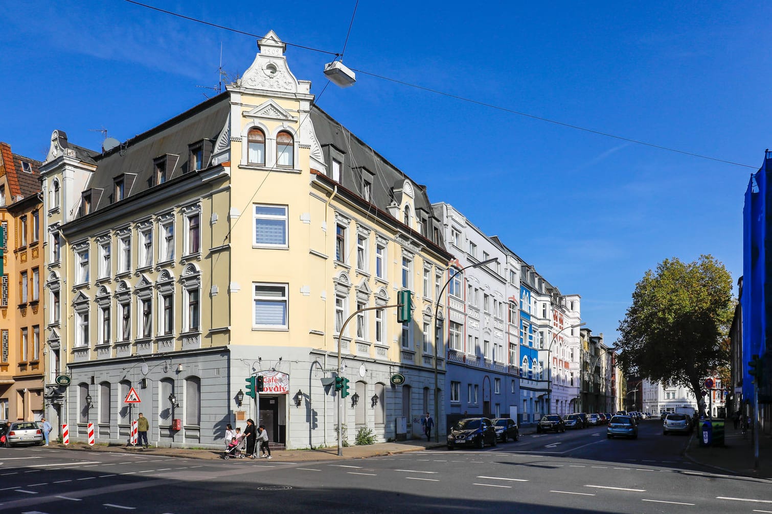 Altbauten: Die Erbschaftssteuer schlägt auch rückwirkend zu, wenn der überlebende Ehe- oder Lebenspartner die Immobilie innerhalb der folgenden 10 Jahre verkauft oder verschenkt.