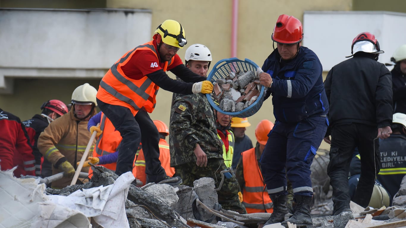 Rettungskräfte durchsuchen ein eingestürztes Gebäude: Bislang bargen die Retter 39 Tote, mehr als 650 Menschen wurden verletzt.