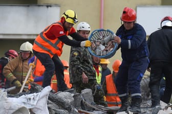 Rettungskräfte durchsuchen ein eingestürztes Gebäude: Bislang bargen die Retter 39 Tote, mehr als 650 Menschen wurden verletzt.