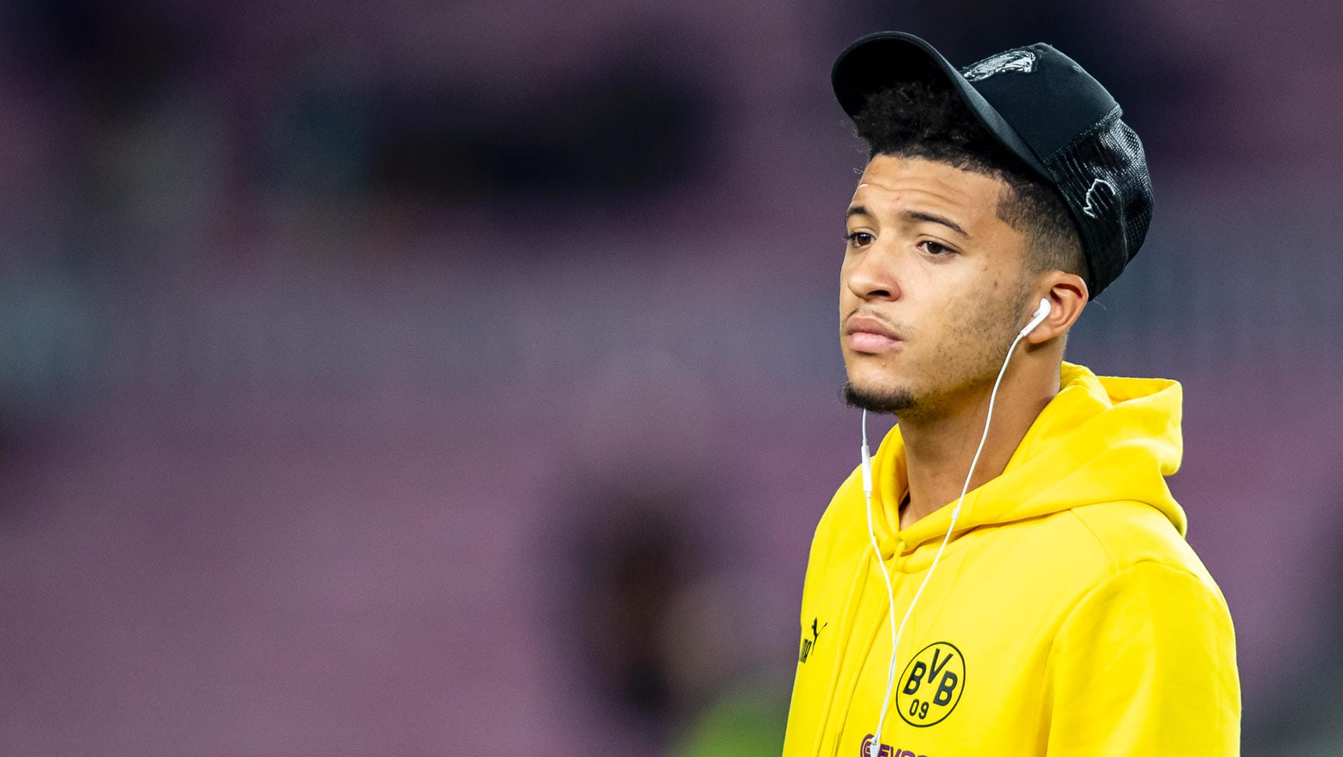 Jadon Sancho: Weil er unter anderem bei der Teambesprechung und Trainingseinheit am Mittag fehlte, saß der Youngster in Barcelona zunächst auf der Bank.