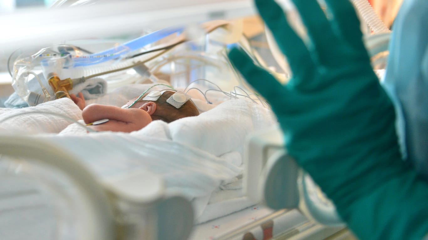 Ein zu früh geborenes Baby in einem Inkubator: Die Kinderkrankenschwester gab mehreren Frühchen Beruhigungs- und Narkosemittel, die nicht verordnet waren. (Symbolbild)