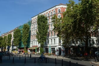Gesuchtes Altbauviertel für die, die es sich leisten können: Blick auf Wohn- und Geschäftshäuser in der Kollwitzstraße im Berliner Prenzlauer Berg.