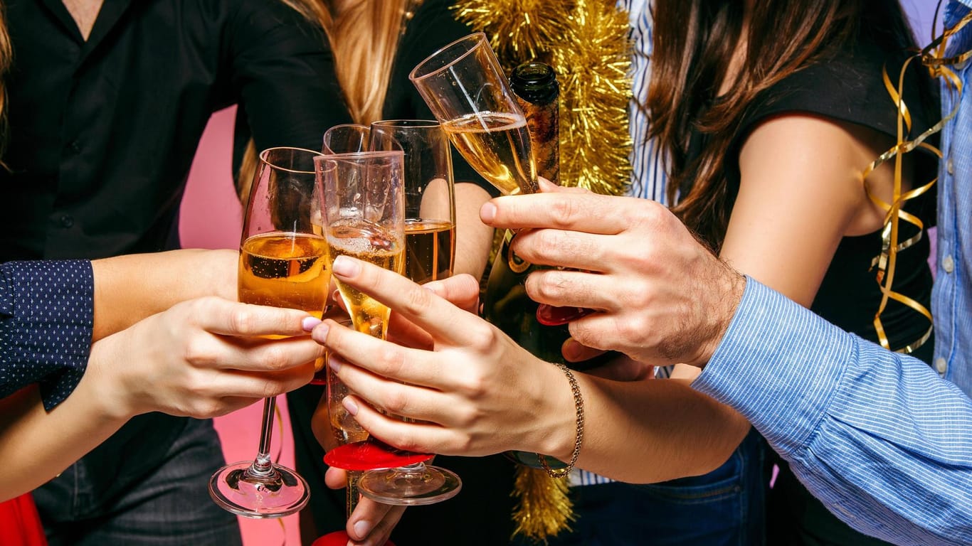 Arbeitskollegen stoßen an: Auf Weihnachtsfeiern von Firmen sollten die Teilnehmer lieber weniger als mehr trinken.