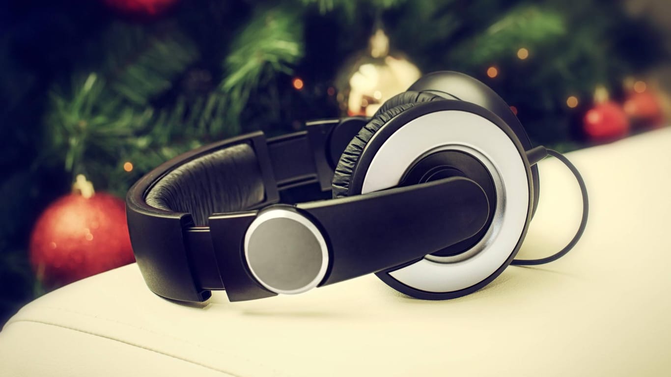Kopfhörer liegen vor einem Weihnachtsbaum: Die Heimelektronikbranche rechnet wieder mit einem guten Weihnachtsgeschäft.