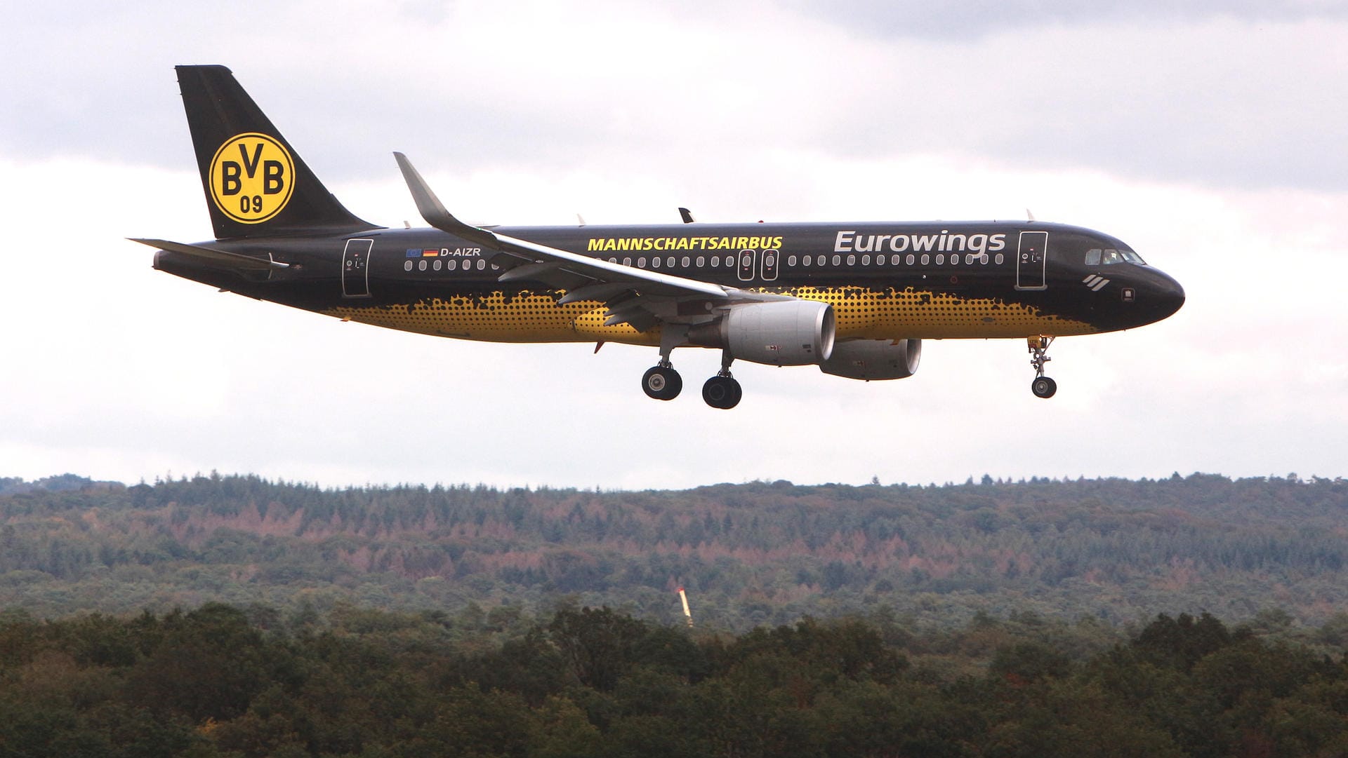 Das Flugzeug des BVB: Bei der Landung nach dem Barcelona-Spiel gab es Probleme.