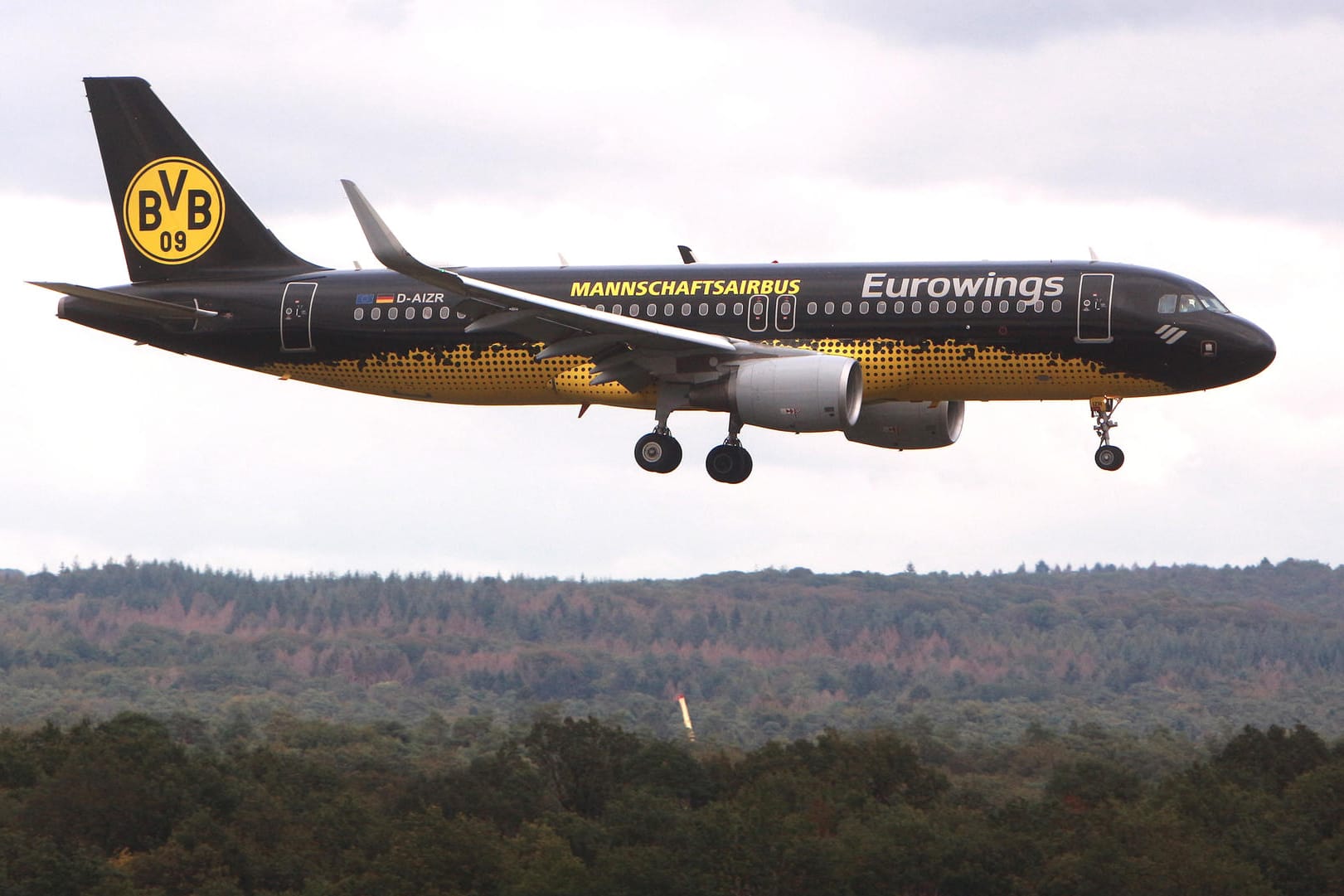 Das Flugzeug des BVB: Bei der Landung nach dem Barcelona-Spiel gab es Probleme.