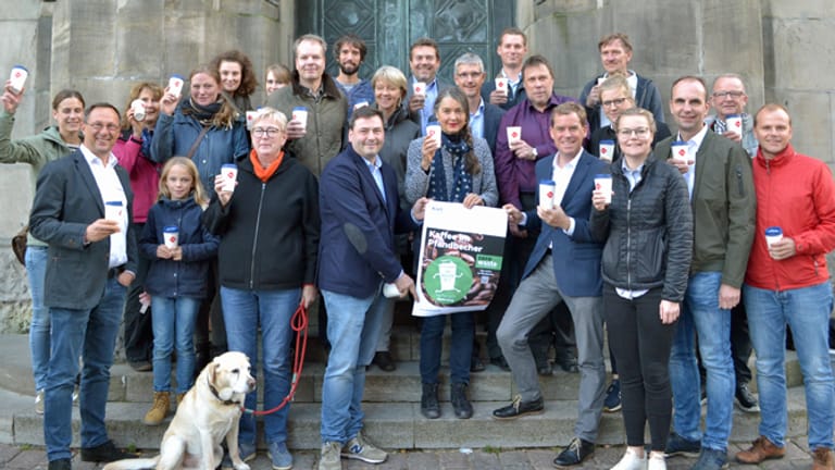 Kiels Oberbürgermeister Ulf Kämpfer mit Vertretern von Bäckereien, Cafés und Mensen: Die Stadt unterstützt das neue System.