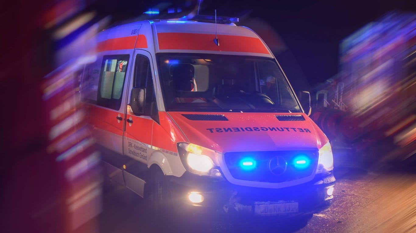 Ein Krankenwagen im Einsatz (Symbolbild): Die Rettungskräfte kamen im letzten Moment.
