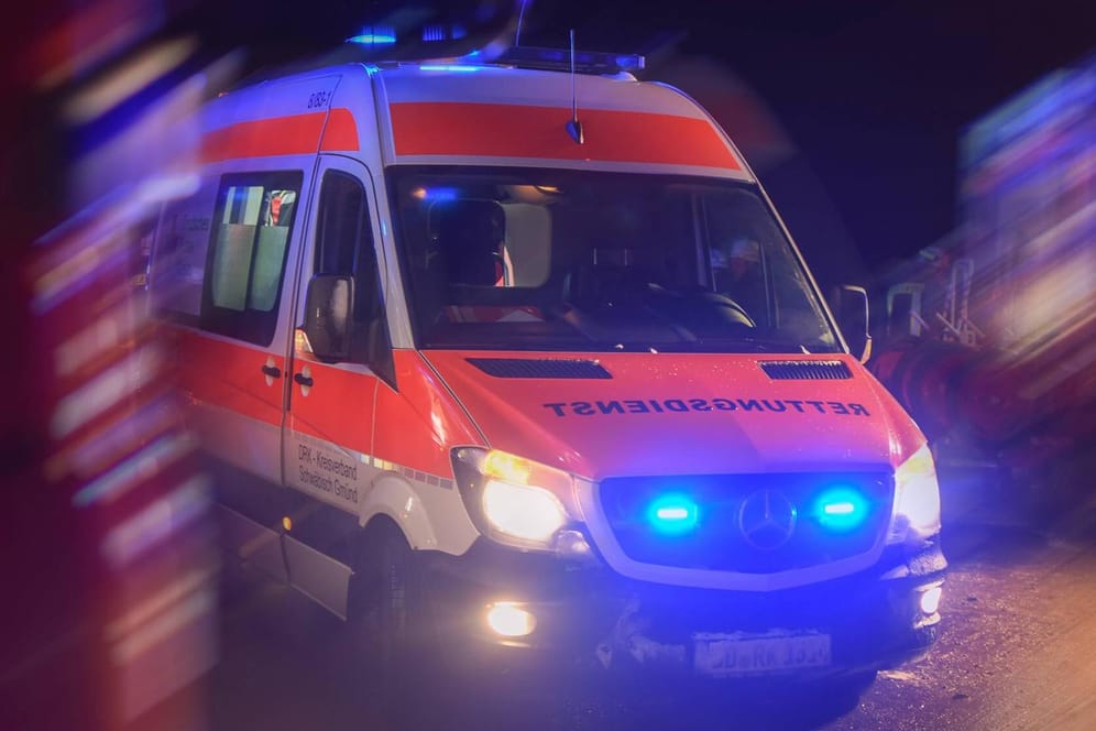 Ein Krankenwagen im Einsatz (Symbolbild): Die Rettungskräfte kamen im letzten Moment.