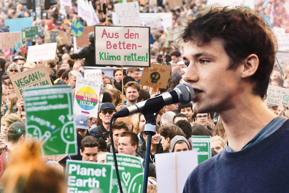 Henning May und Teilnehmer der "Fridays for Future"-Klimastreiks (Archivbild/Montage): Der 27-Jährige nahm selbst schon mehrmals an den Protesten teil.