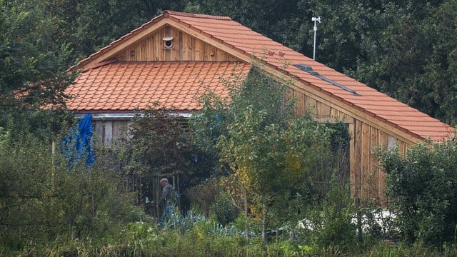 In dem abgelegenen Bauernhof hatte eine Familie jahrelang völlig isoliert gehaust. In dem abgelegenen Bauernhof hatte eine Familie jahrelang völlig isoliert gehaust.