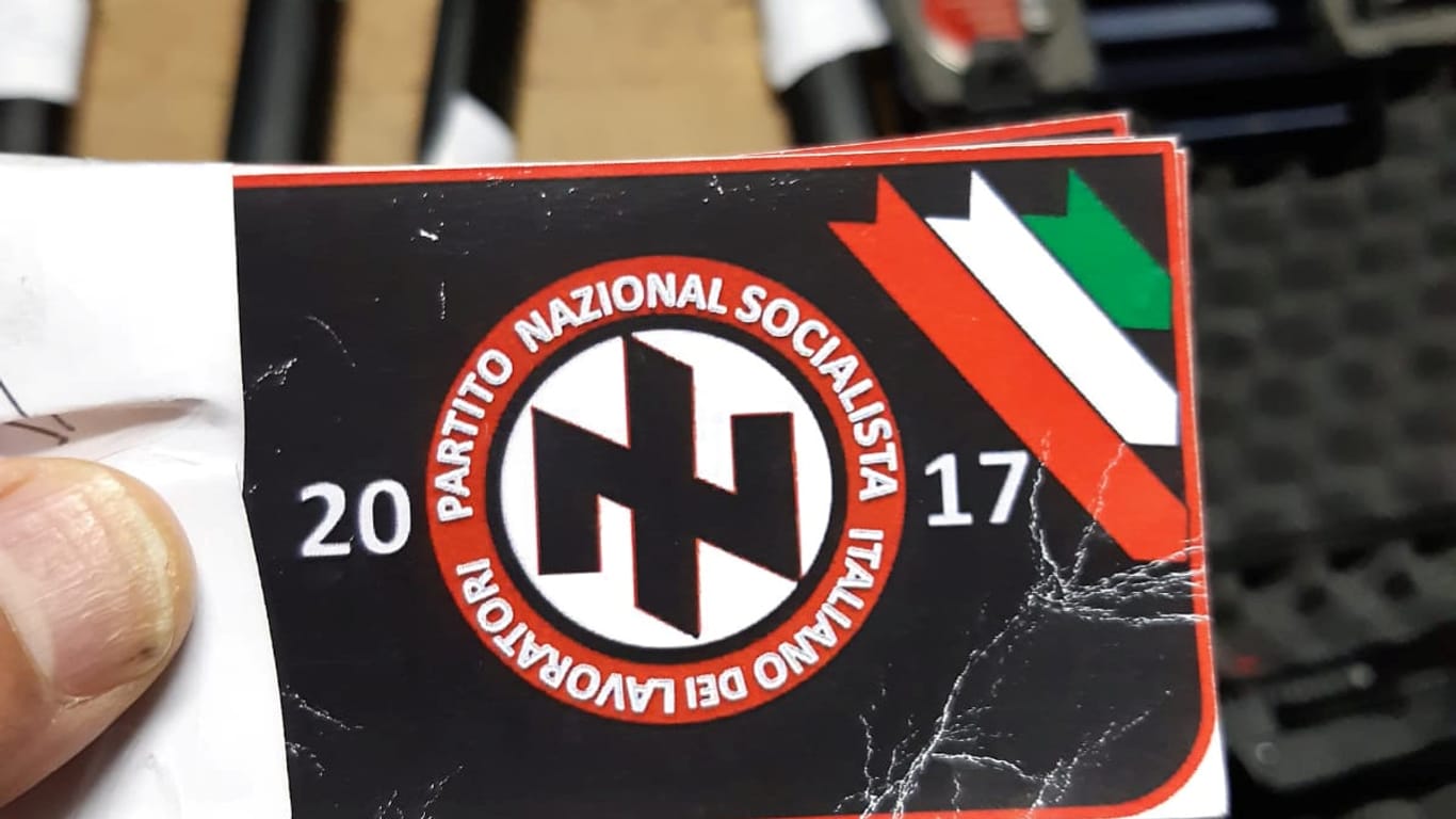 Ein Aufkleber der "Italienischen Nationalsozialistischen Arbeiterpartei": Die Verdächtigen wollten wohl eine Partei mit diesem Namen gründen.