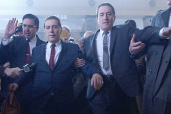 Al Pacino (Mitte) und Robert de Niro (rechts) nach ihrer digitalen Verjüngungskur in "The Irishman": Erstickt das Kino an Nostalgie?