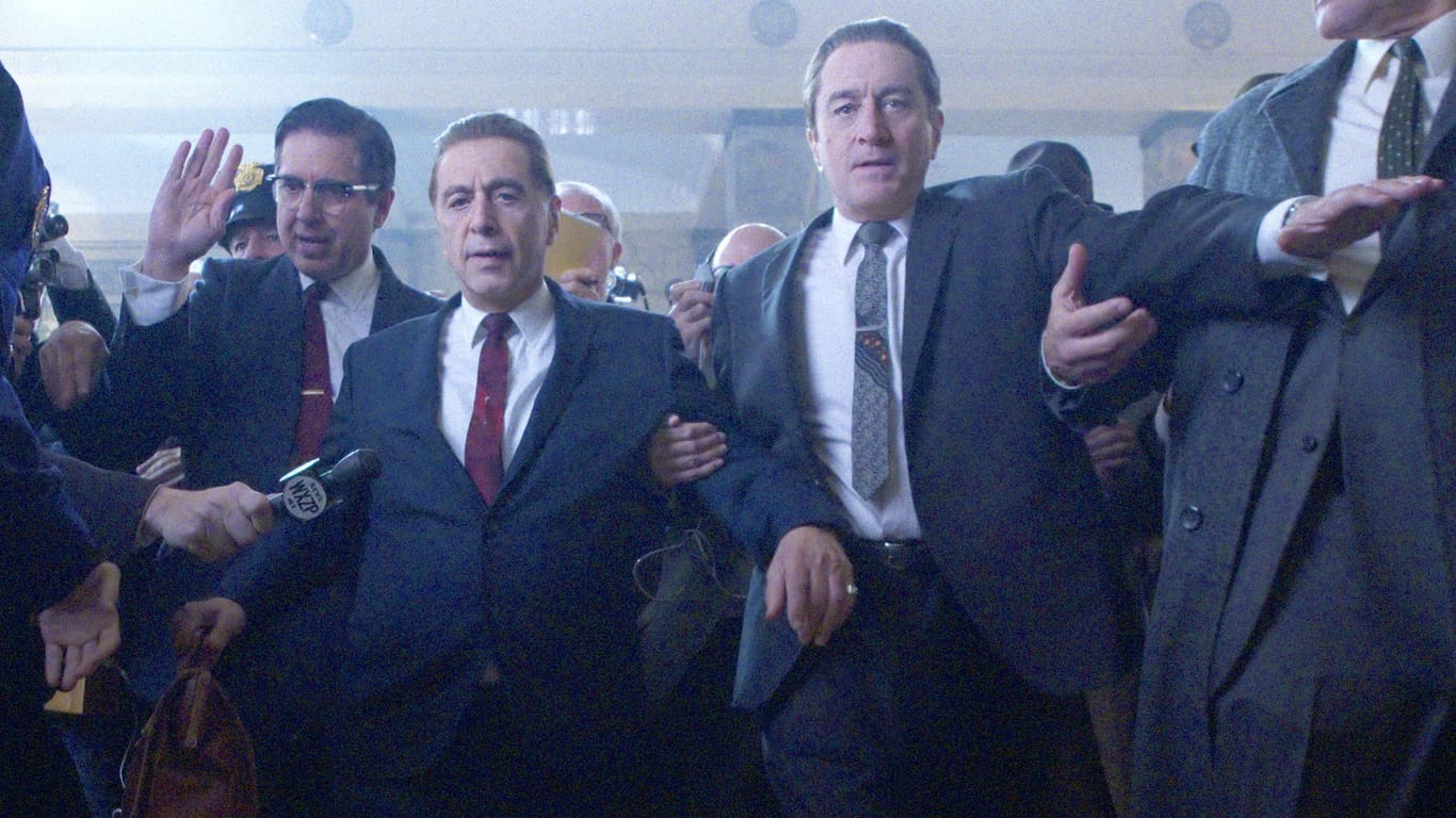 Al Pacino (Mitte) und Robert de Niro (rechts) nach ihrer digitalen Verjüngungskur in "The Irishman": Erstickt das Kino an Nostalgie?