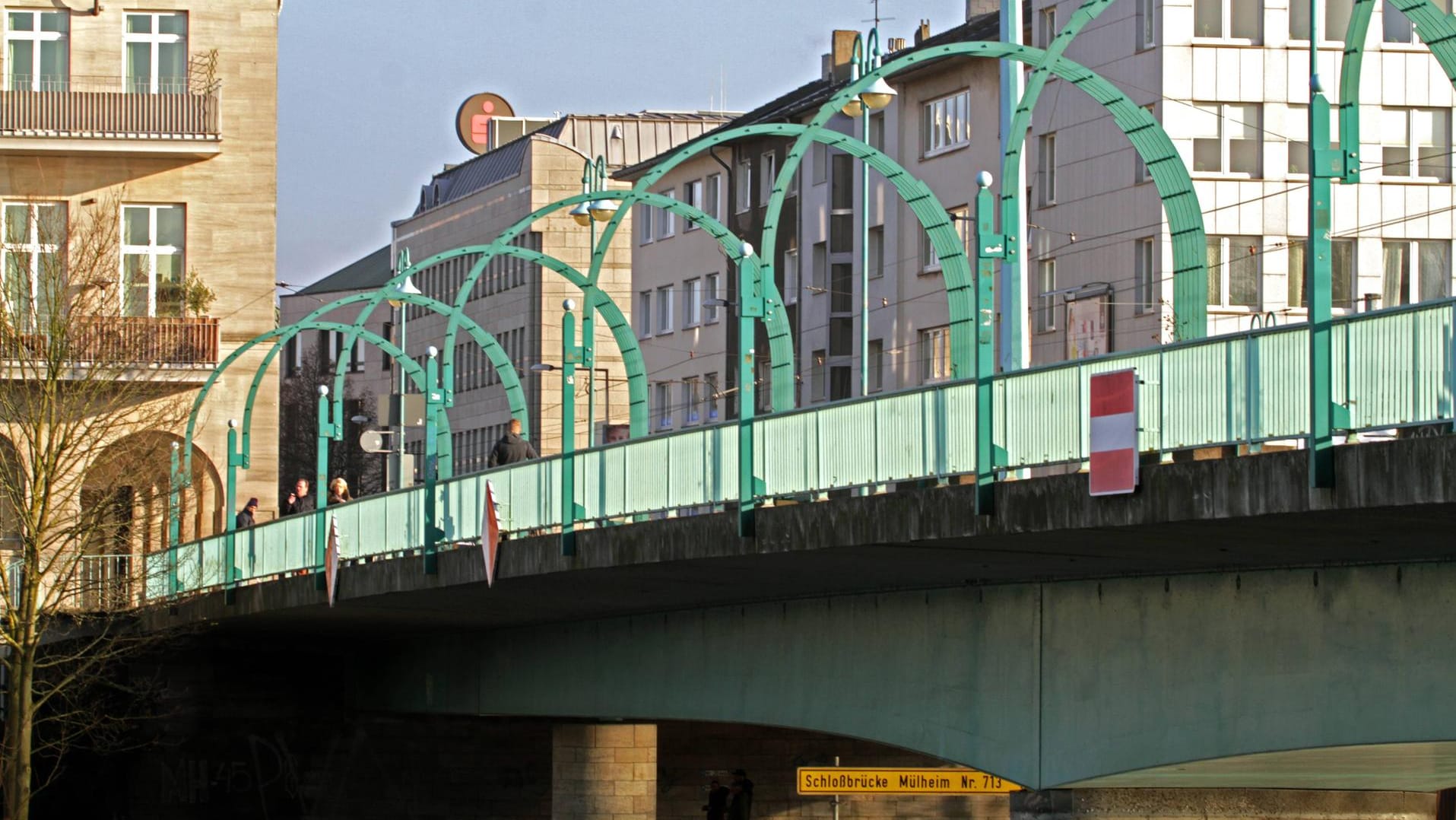 Die Schlossbrücke in Mülheim: Hier hatte der Täter das Tier getötet.