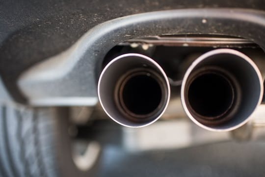 Der Auspuff eines Autos: Die Dieselkrise kann sich auch auf andere Modelle und Hersteller ausweiten. Der Auspuff eines Autos: Die Dieselkrise kann sich auch auf andere Modelle und Hersteller ausweiten.
