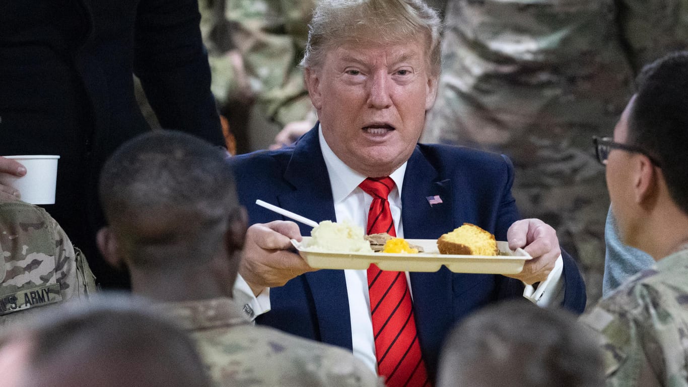 Donald Trump präsentiert sein Thanksgiving-Essen: Der US-Präsident hat die Truppen in Afghanistan besucht.