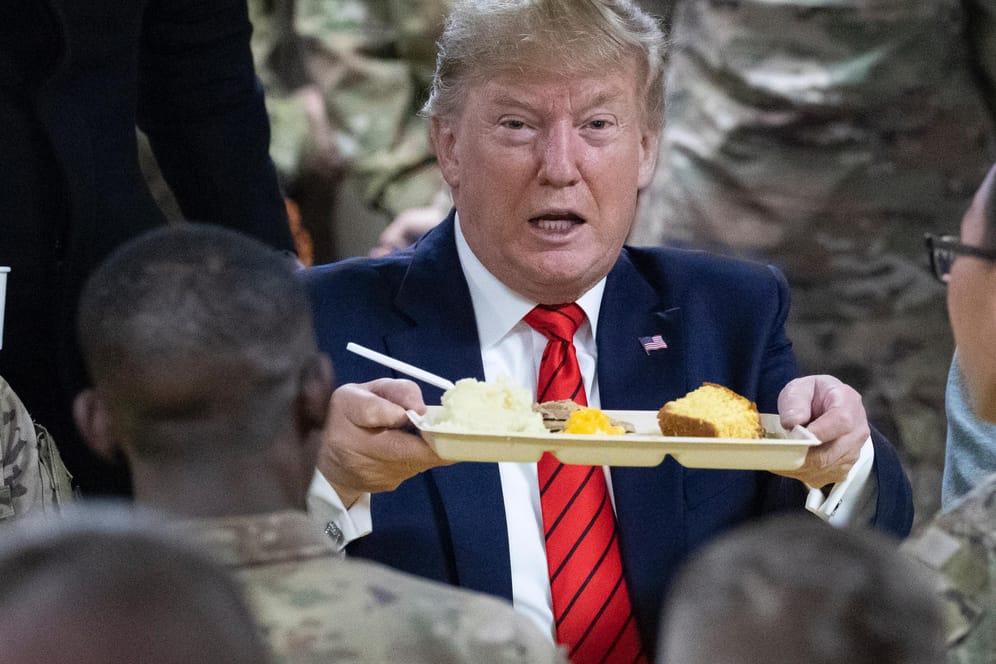 Donald Trump präsentiert sein Thanksgiving-Essen: Der US-Präsident hat die Truppen in Afghanistan besucht.