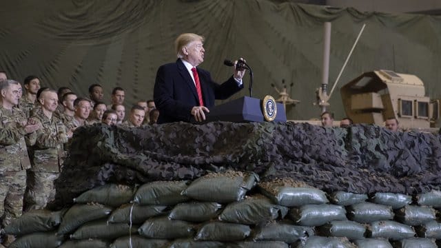 Höchste Sicherheitsstufe: US-Präsident Donald Trump spricht - gut abgeschirmt - zu US-Truppen auf der Bagram Air Base.