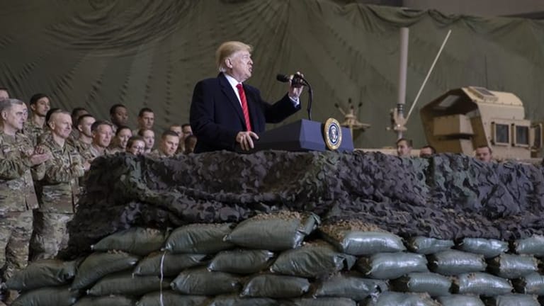 Höchste Sicherheitsstufe: US-Präsident Donald Trump spricht - gut abgeschirmt - zu US-Truppen auf der Bagram Air Base.