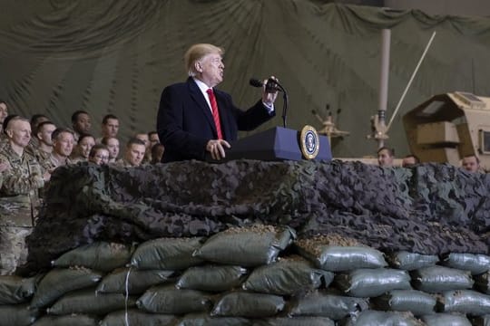 Höchste Sicherheitsstufe: US-Präsident Donald Trump spricht - gut abgeschirmt - zu US-Truppen auf der Bagram Air Base.